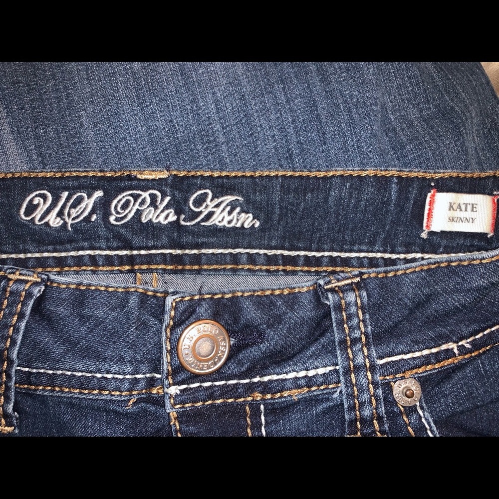 Low rise jeans with white stitching details